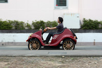 「ミルイラ」に乗る羽田氏。タイヤは「スーパーカブ」と共通。