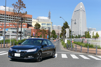 もう一台のテスト車は「ホンダ・アコード プラグインハイブリッド」。現在は官公庁や法人向けのリース販売のみだが、ホンダは2013年内にも、一般ユーザー向けのリースを開始したいとしている。