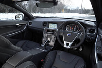 「S60 T6 AWD R-DESIGN」のインテリア。他のグレードではオプション扱いの「プレミアムサウンド・オーディオシステム／マルチメディア（650W、harman/kardon 12スピーカー）」が標準装備される。