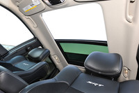 標準装備が充実しており、大型のパノラミックサンルーフが標準で装備される。