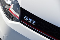 グリル内の「GTI」エンブレムとレッドラインの装飾は、高性能モデルの証し。