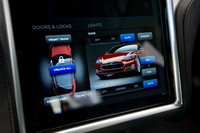 オーディオやエアコンはもちろんのこと、充電状況の確認、ステアリングの重さ設定、エアサスの硬さ設定、回生ブレーキの強弱、サンルーフの開閉など、あらゆる操作がこのスクリーンで可能。