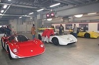 暴力的なまでのサウンドと濃いガスの臭いをまき散らしながらウォームアップ中のR380、R381、R382。