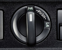 4WDシステムの切り替えダイヤル（写真は4リッターモデル）。