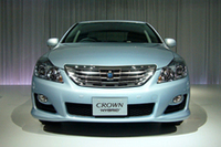 「快適」「安全」「環境」という“クラウン3大コンセプト”のひとつを象徴する「ハイブリッド」。青いエンブレムが目印だ。