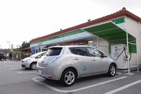 「ファミリーマート 恩納たんちゃ店」にて、休憩がてらの充電。バッテリー残量が気になりがちなEVでは、まめな補充電が心理的余裕につながる。