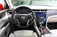 大柄なボディーの恩恵もあって、ゆったりとした車内。インテリアカラーは2種類から選ぶことができる。
    