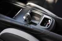 「シック」には2ペダルの6ATが搭載される。ステアリングにはパドルシフターが備わる。