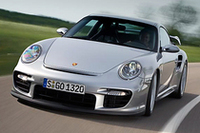2008年モデルからラインナップに加わる「ポルシェ911GT2」。ハイパフォーマンスを謳う一方、スーパースポーツにして8km/リッターという低燃費もアピールする。 