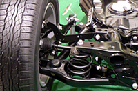 床下に斜めに設置された、リアのショックアブソーバー。