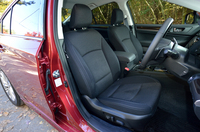 ファブリックの表皮で仕立てられた、「B4」（標準グレード）のシート。シルバーのステッチがアクセント。