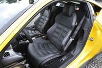 インテリアの素材は、レザー、カーボン、アルカンターラなどから選択可能。トリムの組み合わせは無限大とうたわれる。写真のシートは、オプションのデイトナスタイルシート（33万9000円）。
