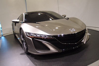 アキュラのエンブレムが添えられたデトロイトショーでの公開時と異なり、ボンネットにはホンダマークが輝く。