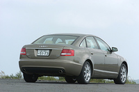 【スペック】3.2 FSIクワトロ：全長×全幅×全高＝4915×1855×1455mm/ホイールベース＝2845mm/車重＝1790kg/駆動方式＝4WD/3.2リッターV6 DOHC24バルブ（255ps/6500rpm、33.6kgm/3250rpm）/価格＝700.0万円（テスト車＝768.0万円/レザーパッケージ＝35.0万円/プラスパッケージ（リア電動サンブラインド＋リアサイド手動サンブラインド＋アコースティックパーキングシステム）＝16.0万円/インディビジュアルオプション＝17.0万円）