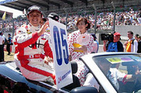 浴衣を着たキャンギャルを引き連れて登場したのは童夢の3人。毎年恒例の行事に、「日本と違う雰囲気が大好き」と荒。