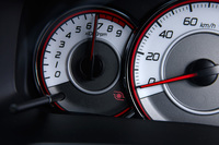 エンジン回転計の右隅にはブーストインジケーターを装備。過給圧が高くなると、色が白から赤に変化する。