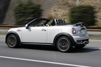 リアデッキには、速度が80km/hを超えると自動的に上昇し、60km/hを下回ると元に戻る「アクティブリヤスポイラー」が備わる。