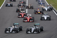 レースの勝敗が分かれたスタート。ポールシッターのロズベルグ（写真手前右）に、ハミルトン（その左）が並びかけた。（Photo=Mercedes）