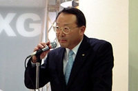 ヒュンダイモータージャパンの金振成（キム・ジンソン）社長。2001年に日本市場へ進出したヒュンダイは、初年度1113台、2002年は2423台を販売、「じわじわとブランドが浸透していると実感している」（金社長）。2003年を「勝負の年」と位置づけ、現在52店舗あるディーラーを100店舗に拡大。また秋に1車種をマイナーチェンジすることや、新型車投入が予定されることなどを発表した