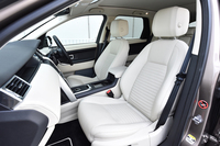 最上級グレード「HSEラグジュアリー」には上質なウィンザーレザーのシートが装着される。