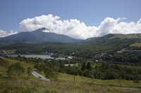 八ヶ岳連峰の北西部に続くビーナスラインから蓼科山（2531m）と白樺湖を望む。
    