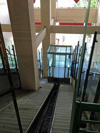 工場閉鎖後リニューアルを担当したのは著名なイタリア人建築家レンツォ・ピアノ。ショッピングモールがある2階までは、ケーブルカー状のエレベーターがある。