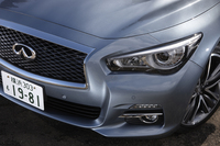 “高品質感の象徴”として、グリルやホイールのセンターにはインフィニティのエンブレムが添えられている。
    