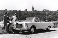 「メルセデス・ベンツ280SEカブリオレ」
	1959年に登場し、そのデザインから「フィンテール」という愛称で親しまれた「W111」のオープントップモデル。今日の「Sクラス カブリオレ」にあたるモデルで、2.8リッター直6エンジン搭載車に加え、3.5リッターV8エンジンを搭載した「280SE 3.5カブリオレ」も存在した。