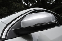 シルバーのドアミラーカバーは「R-DESIGN」の目印。