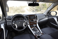 「パジェロスポーツ」のインストゥルメントパネルまわり。ステアリングホイールにはシフトパドルが装備されている。