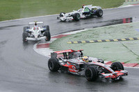 予選ワースト記録となる15番グリッドからスタートしたハミルトン。ウェット路面を味方に2位までポジションを上げ、優勝も夢ではなかったが、最初で最後のピットストップのタイミングと、路面の乾き具合がうまくシンクロせず、予定外の2度目のピットストップを敢行。7位でフィニッシュし2点を獲得、何とかポイントリーダーの座を守った。（写真＝Mercedes Benz）