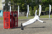 タイヤから噴出した高圧の空気に吹き飛ばされるダミー人形。