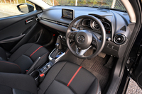 「XDツーリング」のインテリア。横基調のダッシュボートの上にインフォテインメントシステムのモニターを据えたインパネまわりは、現行型「アクセラ」から取り入れられているデザインだ。
    