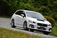「STIパフォーマンスパーツ」を装着した「スバル・レヴォーグ」。STIの開発陣は「運転がうまくなるクルマ」と表現する。