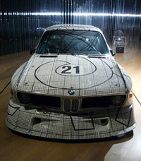 クルマ好きとしても知られる、フランク・ステラの作品（3.0CSL）。ルマン24時間やマニュファクチャラーズ選手権に参戦した。