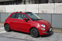 キュートなスタイルと2気筒ターボエンジンが特徴の「フィアット500Cツインエア」。