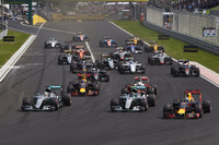 スタートでフロントローのメルセデス勢に襲いかかるレッドブルの2台。シルバーのマシンは何とか1-2を守りきった。（Photo=Mercedes）