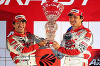 GT500チャンピオンの立川祐路（左）と高木虎之介。立川にとっては全日本GT選手権時代の2001年に次ぐ2度目、フォーミュラから転向した高木にとっては参戦初年度で手に入れたGTタイトルだった。