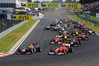 路面が汚れている偶数グリッドは不利─予選2位のウェバー（前から3台目）は、同3位のフェルナンド・アロンソ（先頭右）に先を越され、レース序盤は3位を走行。この時点で優勝は最速タイムを連発するトップのセバスチャン・ベッテル（先頭左）かと思われたが、セーフティカー導入で様相は大きく変わった。（写真＝Red Bull Racing）