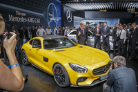 パリモーターショー会場で注目を浴びる「メルセデス AMG GT」。