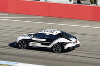 アウディがサーキットで無人自動走行を披露の画像