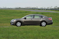 こちらは2〜3.5リッター車用の新世代エクストロニックCVT搭載車（テスト車は日本未導入の「アルティマ」）。クラストップの変速比幅によるレスポンスの良さと、フリクション低減による燃費改善が自慢。