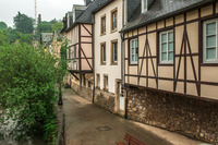 ルクセンブルク旧市街の丘の下にはアルゼット川が流れ、その両岸にかわいらしい、中世から続く街並みが残る。