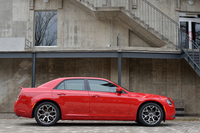 2代目の「クライスラー300」が日本でデビューしたのは2012年11月。今回テストしたのは、それから3年後の2015年10月に発売された、マイナーチェンジ版である。