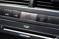 センターコンソール中央には、最大トルクを23.5kgm/3000rpmに高められる「SPORT BOOSTボタン」が備わる。