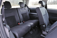 「エクシーガ」のアイデンティティたる3列目シート。試乗車のシート表皮は、アルカンターラと本革のコンビとなる。