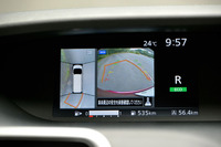 車両を上方から見たような映像を作りだし、周囲の状況をドライバーに伝える「アラウンドビューモニター」。メーターパネルの左端に表示される。