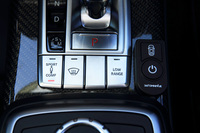 センターコンソールに並べられたスイッチ類。走行モードの切り替えやローレンジの選択、「360°カメラシステム」の操作などはここで行う。