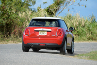 環境性能の改善も新型「MINI」の特徴。「クーパー」の6段MT車では、4.5～4.6リッター/100km（21.7～22.2km/リッター、欧州テストサイクル）の燃費を実現している。
    