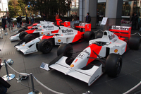 会場となった本田技研工業本社前には、歴代のマクラーレン・ホンダが並べられ、道行くひとの注目を集めていた。
    